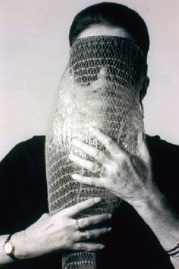 “SELF” identidad, autorrepresentación y sobreexposición. Lygia Clark wearing Máscara abismo com tapa-olhos (Abyssal mask with eye-patch, 1968). Courtesy Associação Cultural “O Mundo de Lygia Clark,” Rio de Janeiro. Photograph: Sergio Gerardo Zalis, 1986