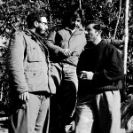 Fidel y Raúl Castro charlan con Enrique Meneses en Sierra Maestra © Fundación Enrique Meneses, VEGAP, Madrid, 2015.