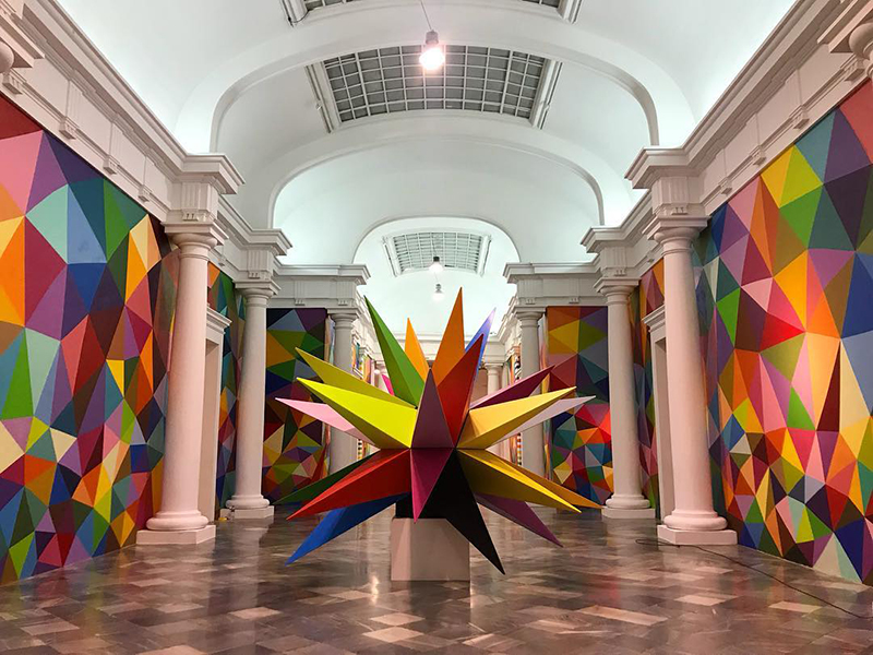 El universo multicolor de Okuda inunda Valencia