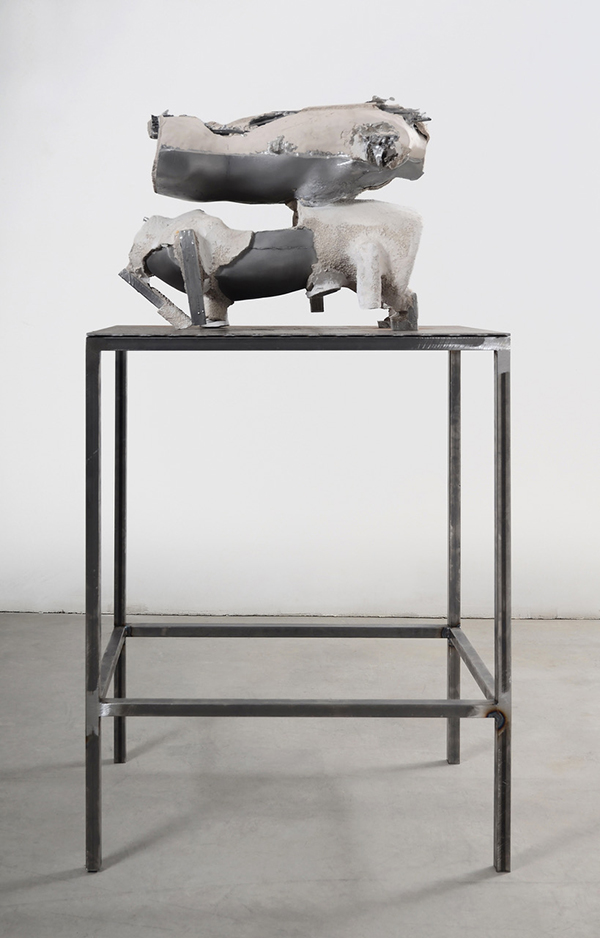 June Crespo, Helmets II, 2019, alluminio e ceramica_aluminum and ceramic, cm.45x60x40 (supporto_support cm.75x47x95h)_1 (2)