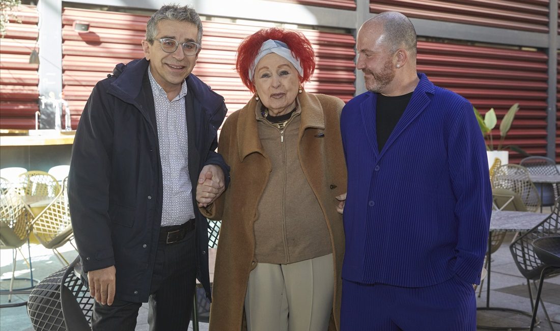 El secretario de Estado de Cultura, Jordi Martí Grau, y el director del Museo Reina Sofía, Manuel Segade, han presentado esta mañana junto con la galerista Juana de Aizpuru el contrato de compraventa por el que el Museo adquiere el archivo documental de la Galería Juana de Aizpuru, y ha explicado los términos de la adjudicación, que fue formalizada el mes pasado.