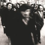 XAVIER MISERACHS Calle Pelayo, Barcelona, 1962 De la serie “Barcelona blanc i negre”. Gelatina y plata. Copia posterior © Herederas Xavier Miserachs.