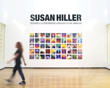 El Museo de Arte Contemporáneo Helga de Alvear acaba de inaugurar la exposición Dedicado a lo desconocido, una muestra monográfica de la artista Susan Hiller, con obras que abarcan un período de 45 años de su producción artística, desde 1972 la más antigua hasta 2017 la más reciente.