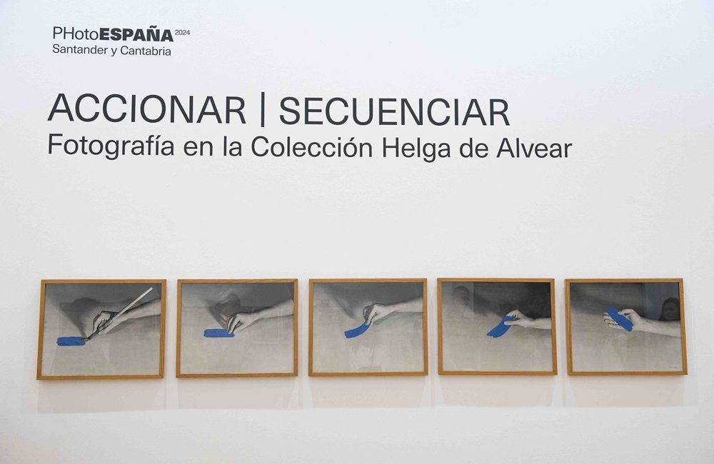 'Pintura habitada' (1977) Helena Almeida, Colección Helga de Alvear en la entrada de la exposición. Foto: Lucía Lainz