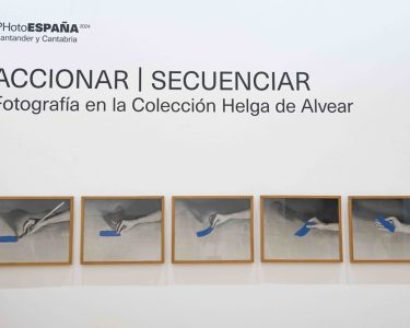 'Pintura habitada' (1977) Helena Almeida, Colección Helga de Alvear en la entrada de la exposición. Foto: Lucía Lainz