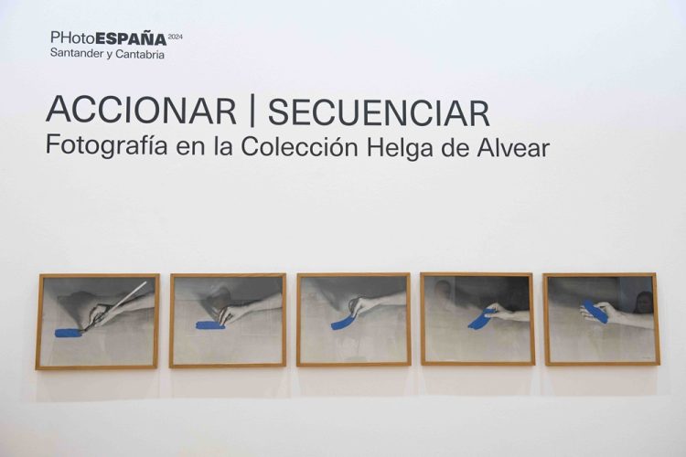 
'Pintura habitada' (1977) Helena Almeida, Colección Helga de Alvear en la entrada de la exposición. Foto: Lucía Lainz
