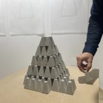 La pasada semana se presentaba «Deshacer una montaña, hacer otra», la nueva propuesta de Chema Rodríguez, que cuenta con la colaboración y apoyo de Jordi Pallarès, en Untagged Art Domo Sevilla. La exposición articula un diálogo fascinante entre la acumulación y la pérdida, el ascenso y el descenso, lo construido y lo destruido, estableciendo un marco conceptual donde la montaña emerge como metáfora central de nuestros ciclos vitales y creativos, y que de alguna manera nos induce a una reflexión profunda sobre la obsesión como metodología creativa.